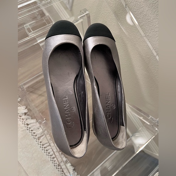 Chanel flat. Gunmetal. Size 41.  Gently worn. Excellent condition. - Picture 2 of 6